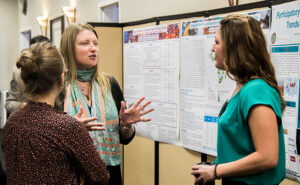 Jenna Jambeck talks with students at poster session